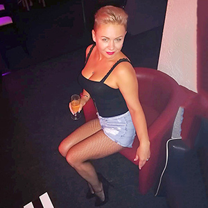 Escort Oberhausen reifes Callgirl mit kurzen Haaren liebt Vibratorspiele