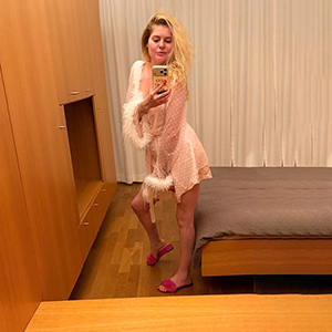 Elleonore Hot